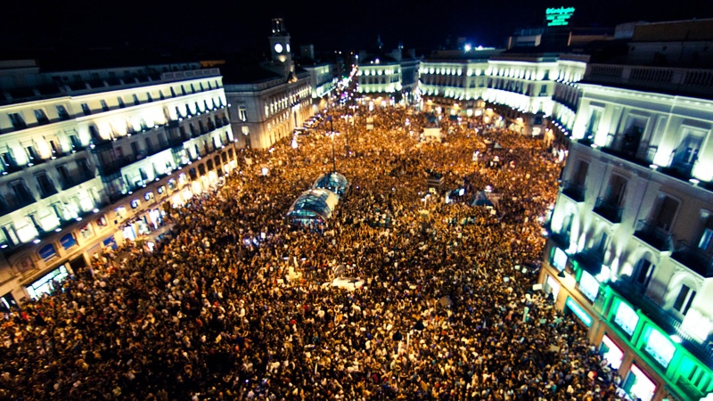 Manifestación del movimiento 15-M en la Puerta del Sol de Madrid el 15/10/2011. Imagen: Rafael Tovar / Flickr (CC)